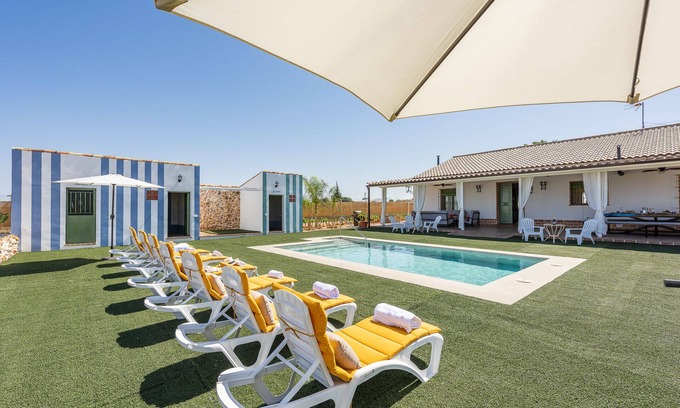 Écija Cabaña | Villa en el centro de Andalucía con amplios exteriores y preciosos atardeceres
