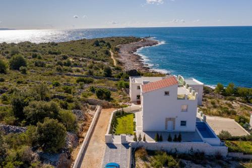 Razanj Villa | Villa Esquel - Beachfront, heated pool