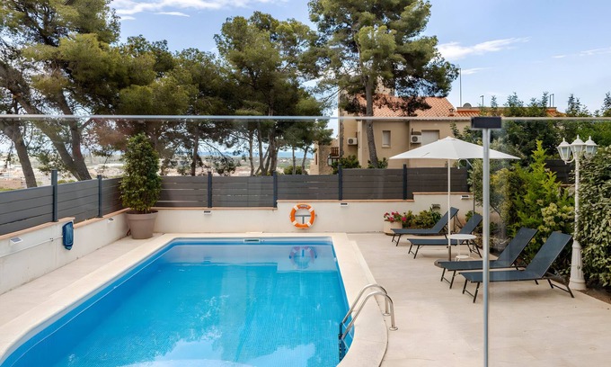 Castelldefels Casa | Villa 'Ethel' con vistas a la montaña, Wi-Fi y aire acondicionado
