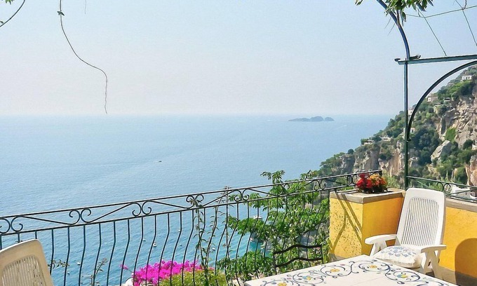 Positano Villa | Villa Eunice: Una espléndida villa de dos pisos ubicada en la costa alta frente al mar.