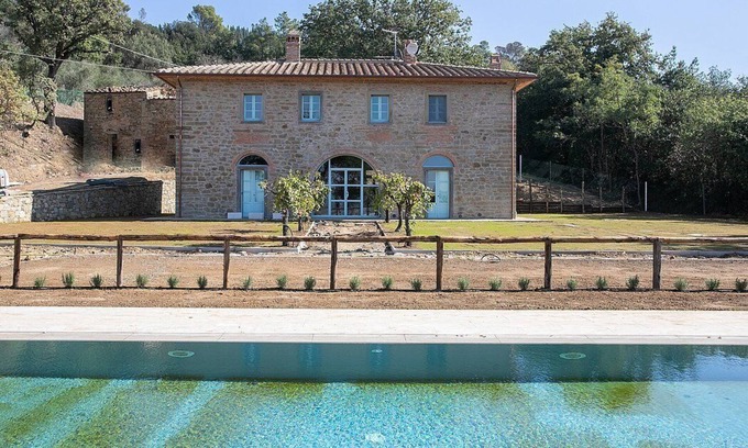 Montecchio Villa | Villa Evarne: Una elegante y acogedora villa de dos pisos rodeada de vegetación.