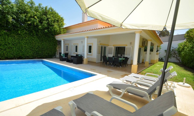 Alfa-Mar Villa | A 5 minutos a pie de la playa "Falesia"- jardín, terraza, piscina,bbq privadas.