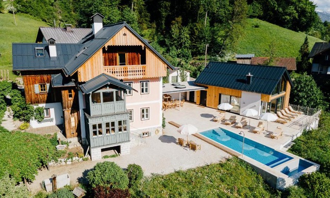 Bad Goisern Villa | Villa Flora - a scene for all seasons
