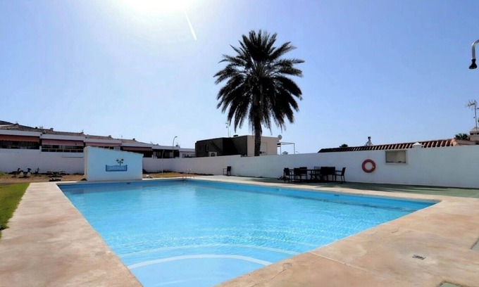 Aguadulce Chalet De Esquí | Chalet para familias o amigos con piscina compartida y ¡solo a 800m de la playa!