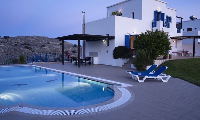 Pefkos Villa | Villa en seis. Gran piscina, vistas al mar, jardines con césped. Cerca de la playa y las instalaciones.