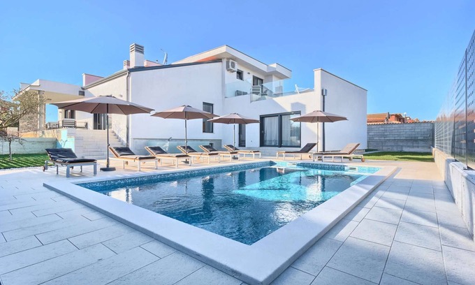 Kastel Villa | Villa Fortuna - en el centro histórico de Buje con 4 dormitorios y piscina, cerca de la playa