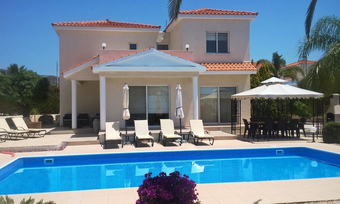 Peyia Town Villa | Villa Foster - Villa vacacional de 4 dormitorios en Peyia con vistas abiertas al mar