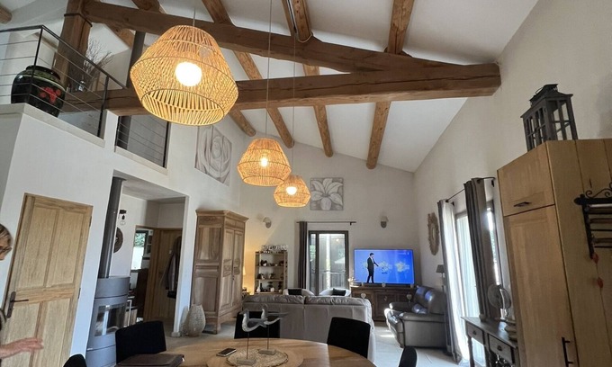Saint-Quentin-la-Poterie Villa | Villa Spacieuse, Belle Véranda et Jardin Ombragé