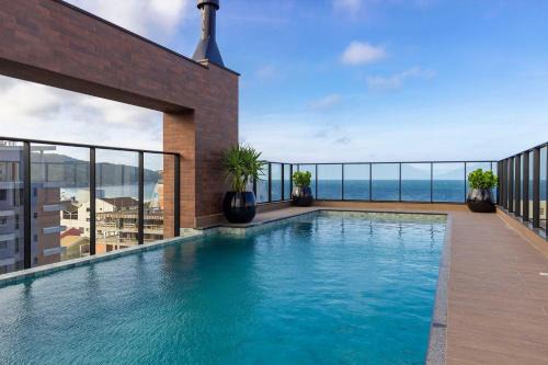 Bombas Apartamento | Villa Francione 406 – Loft de Alto Padrão com Piscina no Rooftop e Vista Panorâmica, a Poucos Metros do Mar em Bombas.