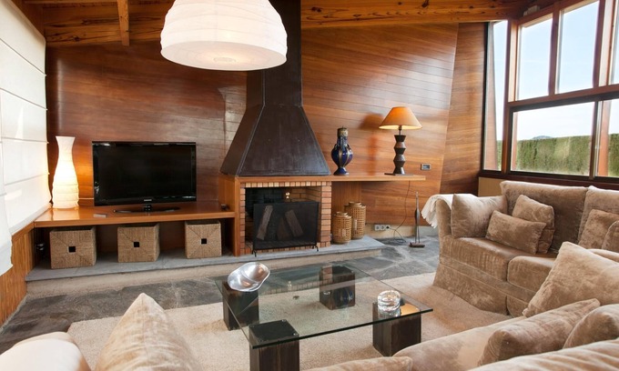 Sant Just Desvern Villa | Villa Gaudi - Villa de 6 dormitorios de 620 metros en la cima de una colina