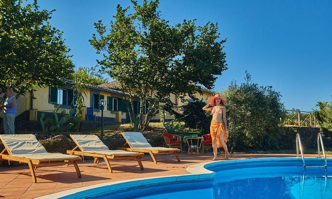 Sant'Alfio Villa | Villa Gialla - Villa con piscina privada y fantásticas vistas al mar y al volcán Etna.