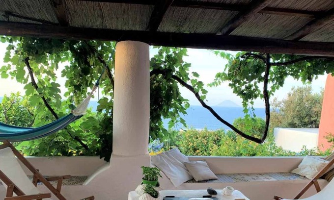 Malfa Casa | Villa Ginestra - from the end of the 19th century, elegant and with a splendid view of the sea