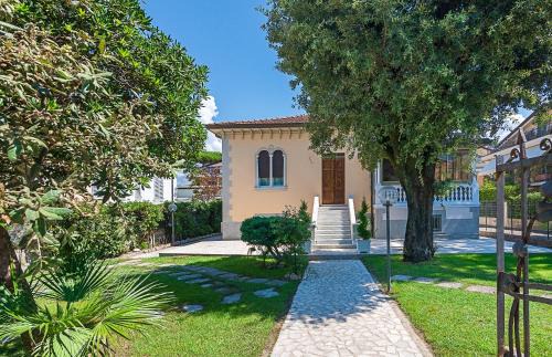 Marina di Massa Cama Y Desayuno | Villa Gioietta