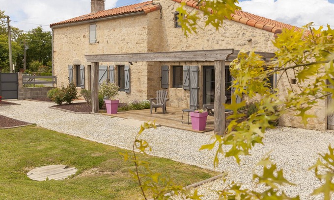 Saint-Etienne-du-Bois Casa | Villa 'Gîte Avec Jacuzzi Charme Et Confort' con terraza privada, jardín privado y Wi-Fi