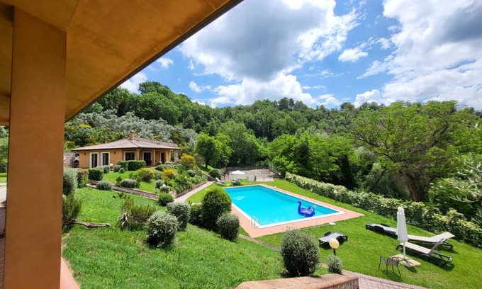 Bettona Villa | Villa Giulia en Bettona, Perugia, con piscina y cancha de tenis