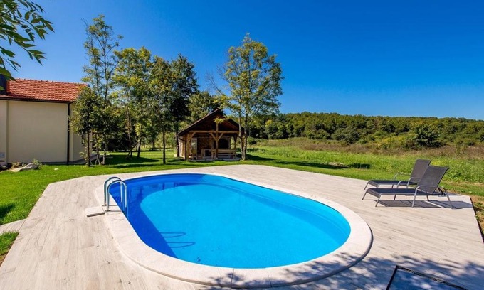 Plaski Casa | Villa Green house - shared pool & BBQ