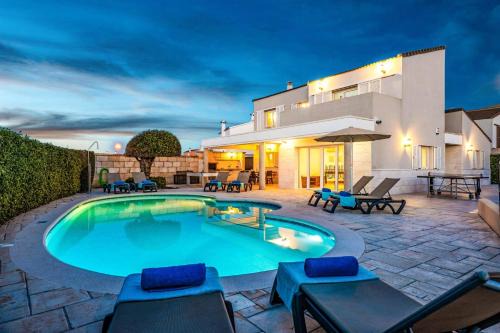 Cales Piques Villa | Villa Gris by Villa Plus