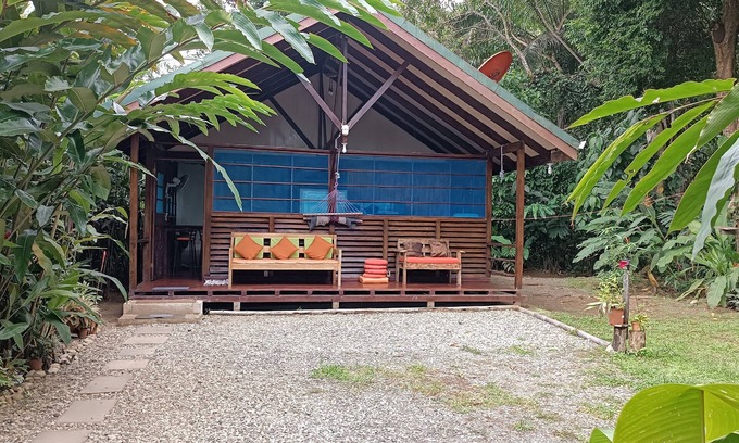 Puerto Jiménez Cabina | Villa Heliconia, cabaña equipada cerca de playas y el Parque Corcovado.