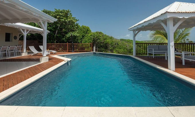 Le Moule Villa | VILLA DE VACACIONES con piscina y vistas al mar, perfecta para grupos