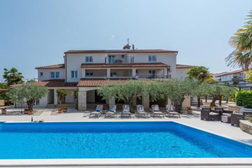 Mali Maj Casa | Villa Hope - Apartments with Shared Pool