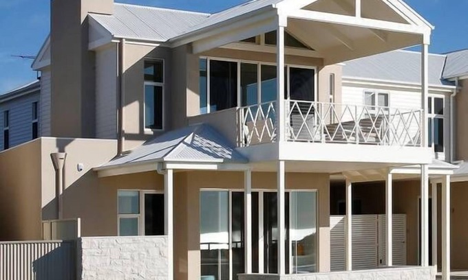 Aldinga Beach Villa | Villa Ida, escapadas a la playa de Aldinga. Explanada propiedad con amplias vistas al mar
