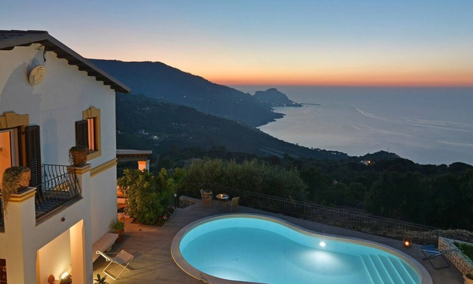Cefalu Villa | Villa Il Basto es una hermosa villa recientemente renovada frente al mar con suaves terrazas para relajarse