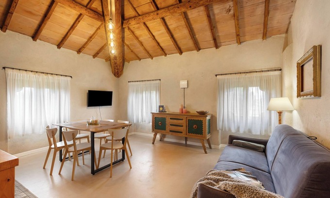 Valeggio sul Mincio Villa | Villa 'Il Bozzolo Boutique Apt Magnolia'donde la Relajación se une al Diseño