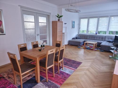 Weissenfels Apartamento | Villa im Grünen