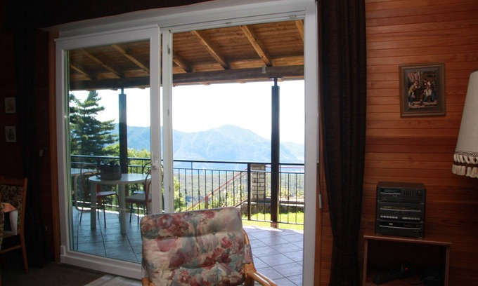 Premeno Casa | Villa en un lugar soleado en una gran propiedad con vistas panorámicas del lago, de bajo costo