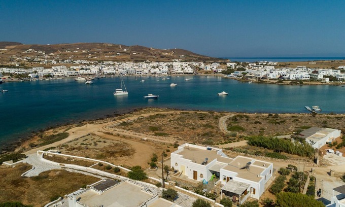 Antiparos Casa | Villa en una zona tranquila con vistas al puerto pesquero, a pocos metros de la playa de arena.