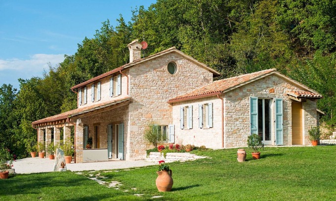 Acqualagna Villa | Elegante villa con jardín