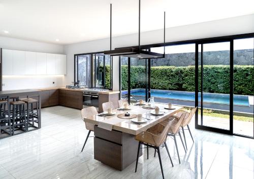Sukajadi Villa | Villa in Bandung with Swimming Pool, Netflix & BBQ