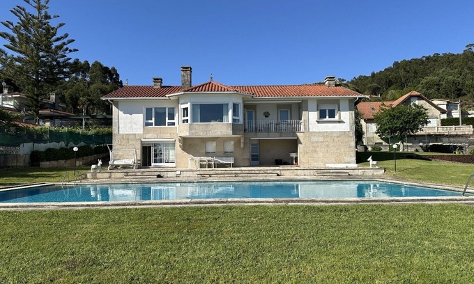 Chancelas Chalet De Esquí | Villa in Chancelas with direct access to the beach