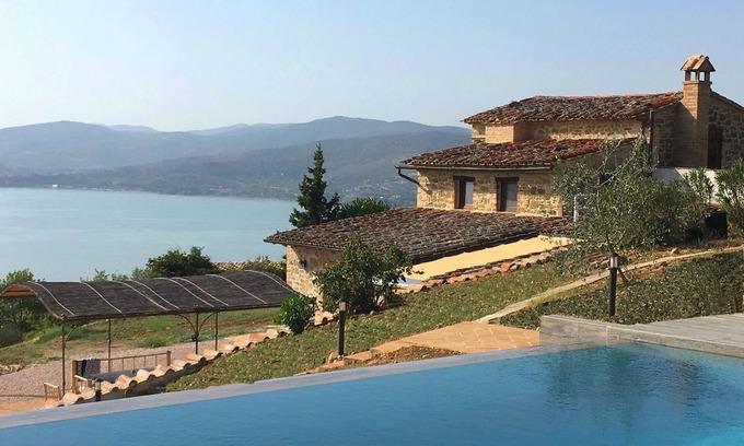 Monte del Lago Villa | Villa en Cortona con piscina privada