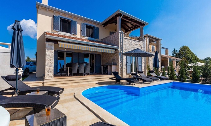 Kastelir-Labinci Villa | Villa en Deklici con Piscina Infinita y Vistas