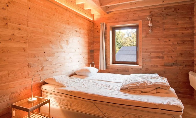 Freineux Cabina | Spacious Villa With Games