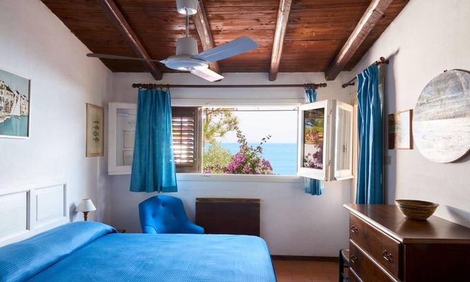 Zarbo di Mare Villa | Villa a 20 metros del mar, rodeada de naturaleza, 3 dormitorios, 2 baños, jardín