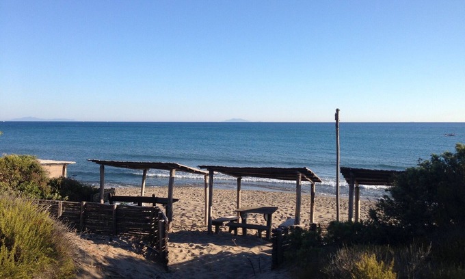 Roccamare Villa | Villa en la costa con playa privada y jardín.