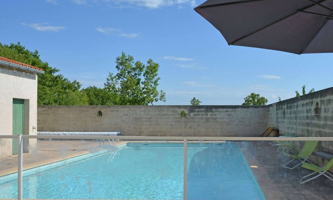 Saint-Privat-de-Champclos Casa | Simplista Villa en Barjac con Piscina