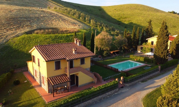 Volterra Villa | Casa de campo dividida en dos apartamentos con jardín y piscina vallada, conexión Wi-Fi gratuita. lo