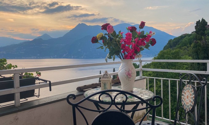 Perledo Villa | Villa en Perledo con la vista más espectacular y un hermoso jardín.