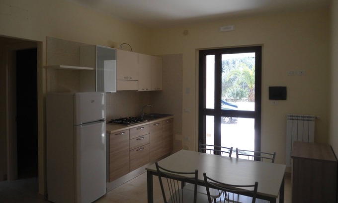 Defensola Villa | Adosada Vieste a 150 m del mar y de la playa con terraza y jardín.