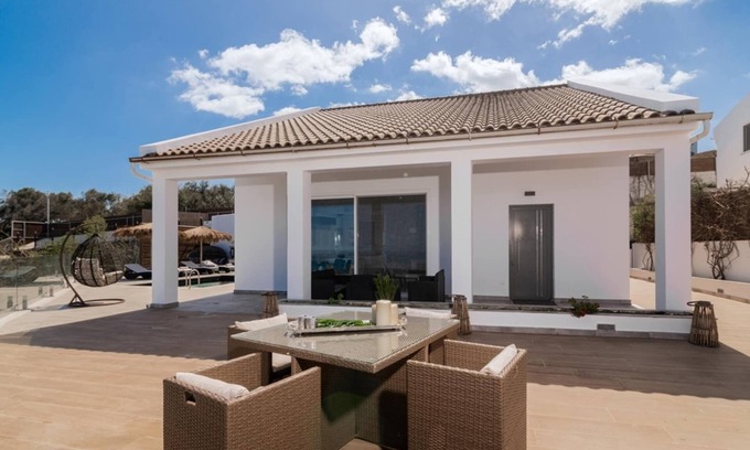 Neromilos Villa | Villa en Zante con piscina y vistas al mar