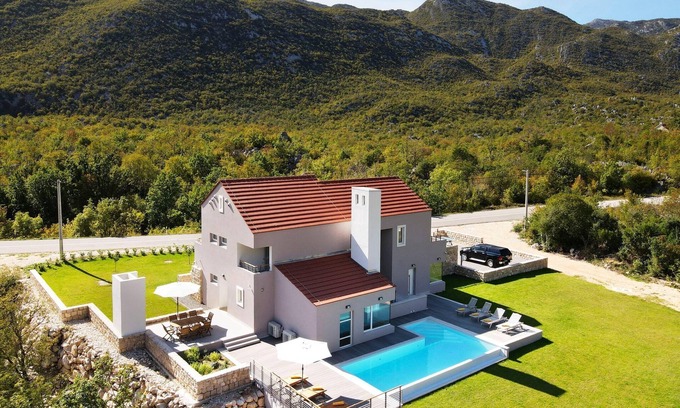 Tucepi Villa | Villa en Župa con Piscina Infinita y Vistas Biokovo