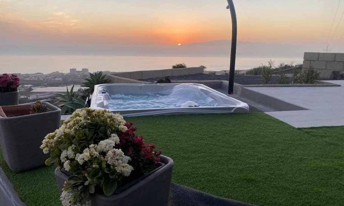 Armenime Casa | Villa Infinity. Vistas, Wiffi y jacuzzi
