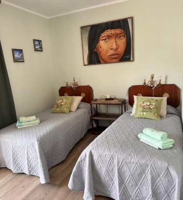 Pineda de Mar Cama Y Desayuno | Villa IRI Habitación N 2 con un baño compartido , balcón