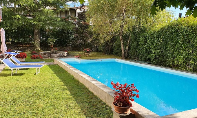 Castiglione di Garfagnana Villa | Casa Massimo, piscina privada en gran pueblo con restaurantes, horno de pizza, vino