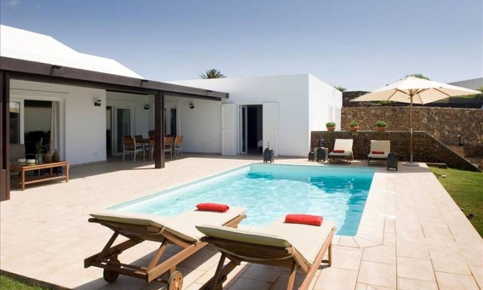 Los Mojones Villa | Villa Janubio - Eine schöne Villa mit 4 Schlafzimmern - Ein kurzer Spaziergang nach Puerto Del Carme