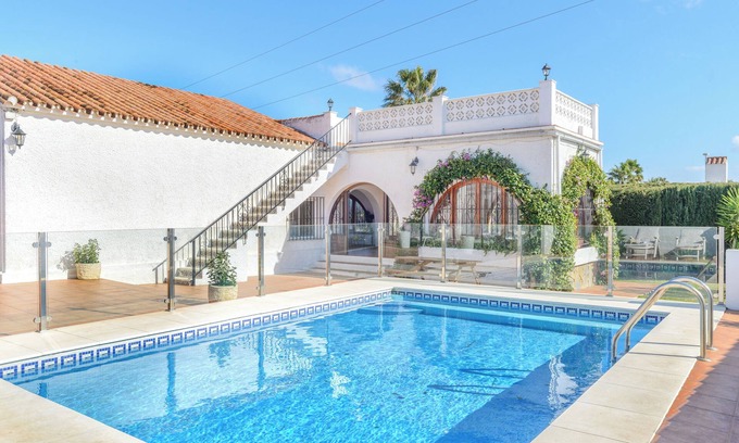 Puerto de la Duquesa Villa | Villa 'Jardin Tropical' con piscina privada, jardín A/C y Wi-Fi