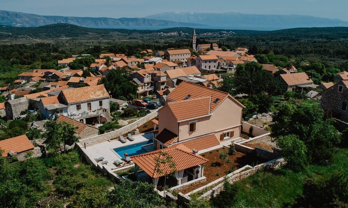 Island Hvar Villa | Villa Jasmina está creada para artistas y amantes de las artes.
